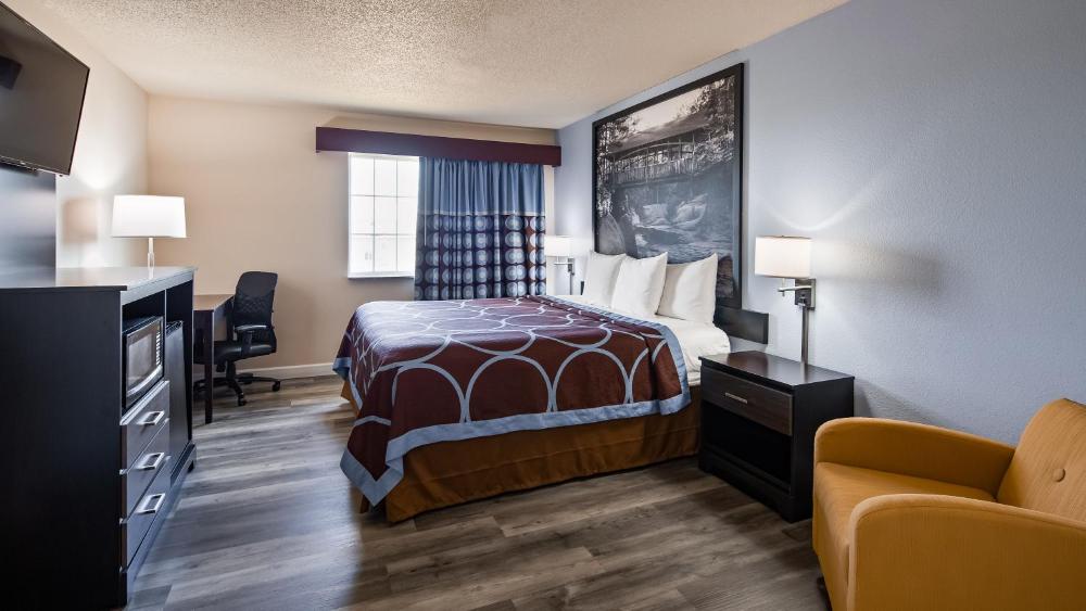 King Room - Non-Smoking interior